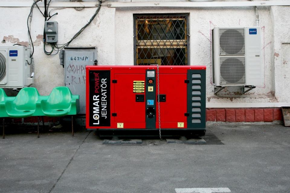 The generator behind the Avtostantsiya pizzeria in Kyiv's Podil neighborhood on Nov. 2, 2023. (Dominic Culverwell/ The Kyiv Independent)