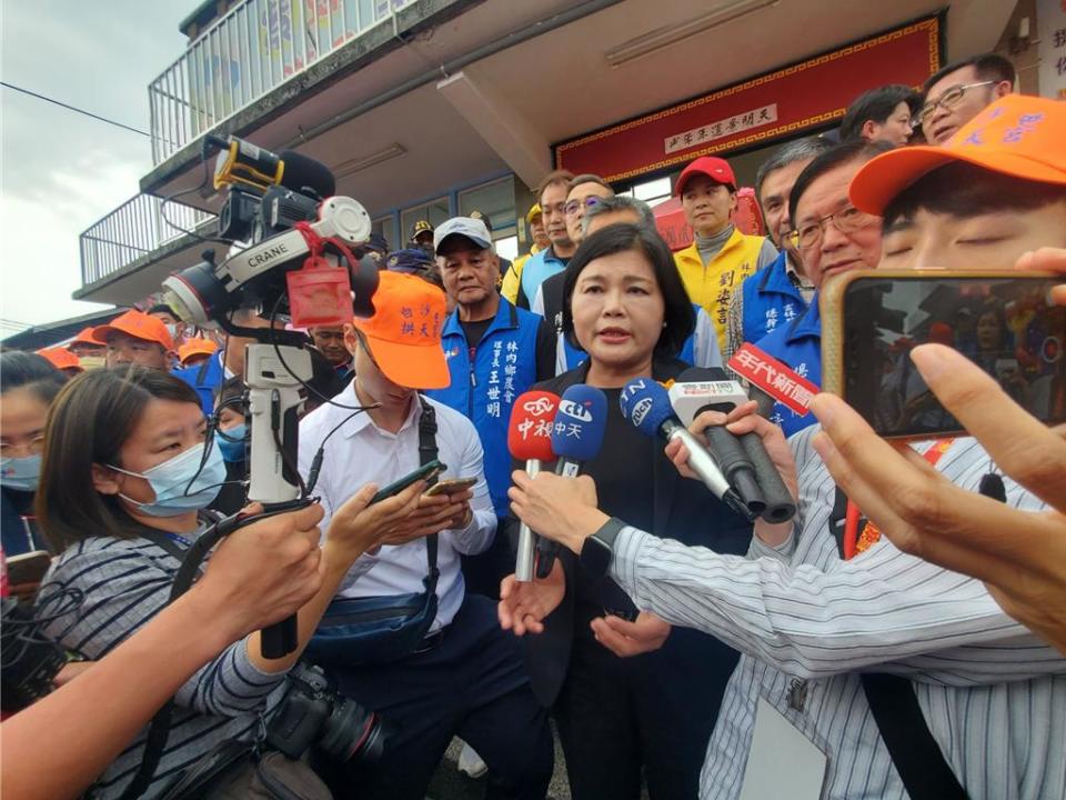 雲林縣長張麗善21日在林內鄉為白沙屯媽祖接駕時也被問及嘉義縣要引湖山水庫水源供應台積電封裝廠使用之事，她表示「媽祖一定會替雲林人爭取公道啦」。（周麗蘭攝）