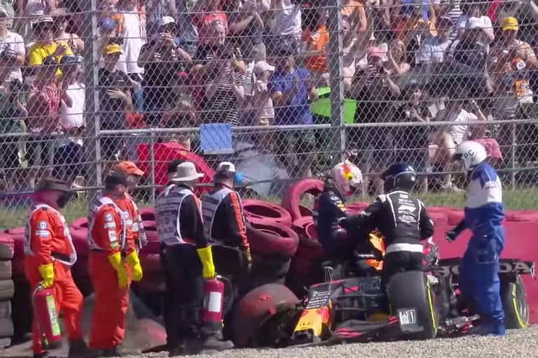 Max Verstappen desciende del auto, después del accidente que protagonizó junto con Lewis Hamilton en el Gran Premio de Gran Bretaña; las reparaciones en el auto del piloto neerlandés ascienden a 3.437.000 dólares en once carreras