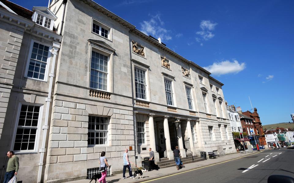 Lewes Crown Court on Lewes High Street - © betty finney / Alamy Stock Photo /© betty finney / Alamy Stock Photo 