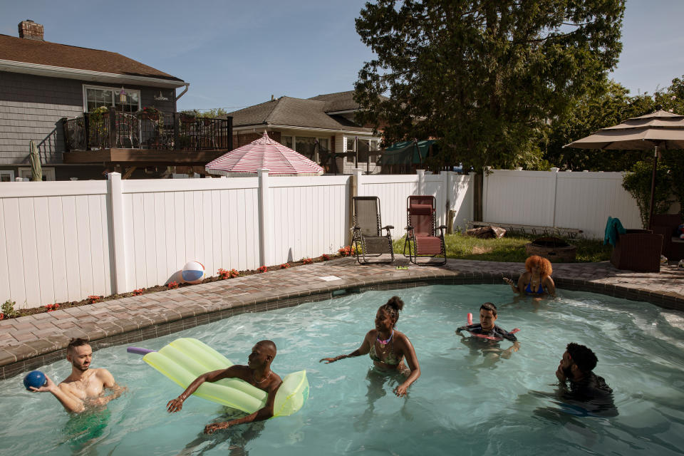 Un grupo de Swimply, un servicio que te permite rentar una piscina privada en el patio trasero de otra persona por entre 45 y 60 dólares la hora, disfruta de una alberca alquilada en Woodmere, Nueva York, el 15 de julio de 2020. (Amr Alfiky/The New York Times)