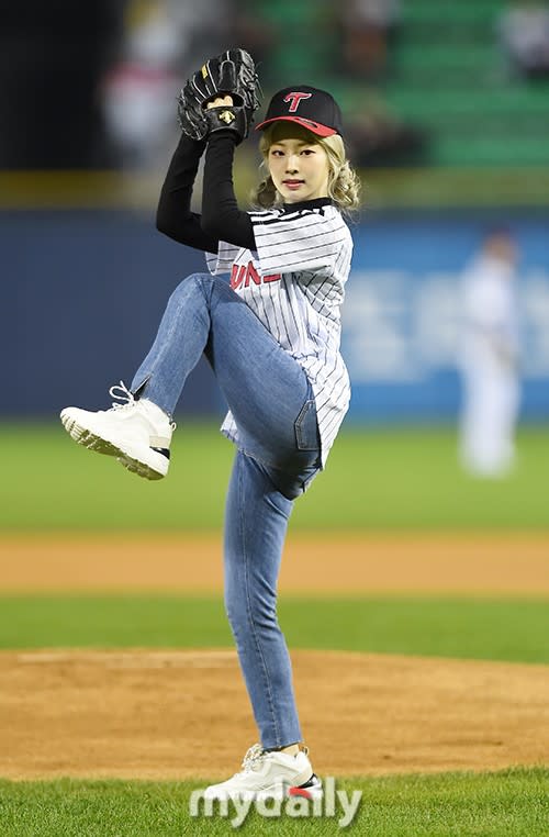 191010 TWICE's Dahyun throwing first pitch for the LG Twins