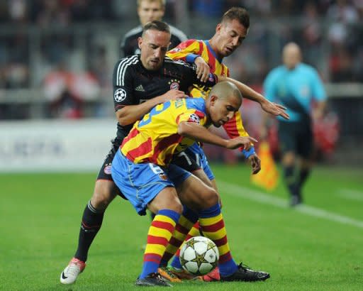 Bayern Munich's midfielder Franck Ribery (L) is caught between Valencia's midfielders David Albelda and Jonas during their UEFA Champions League group F football match in the southern German city of Munich. Bayern won 2-1