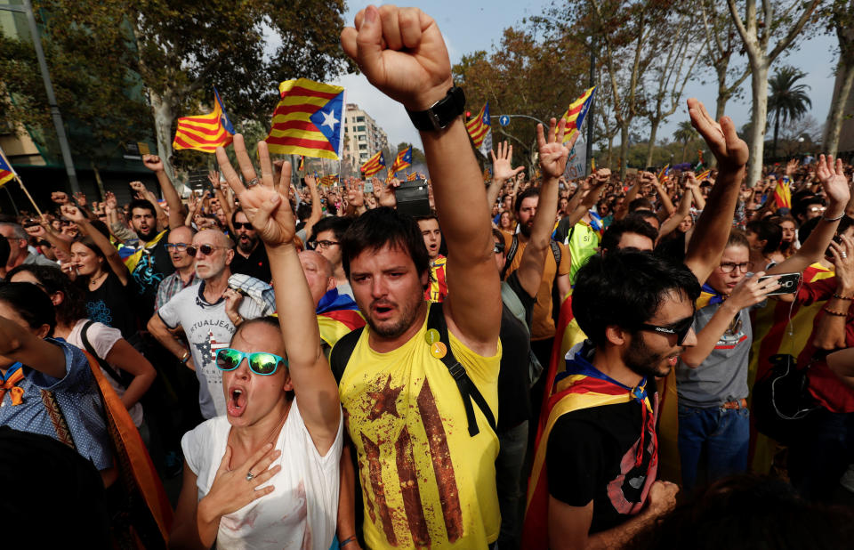 <p>People sign Catalan anthem as they celebrate after the Catalan regional parliament declares the independence from Spain in Barcelona, Spain, Oct. 27, 2017. (Photo: Juan Medina/Reuters) </p>