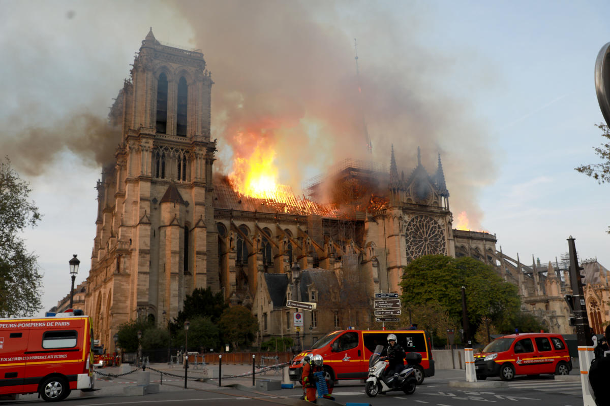 Сгорел нотр. Нотр дам де пари пожар. Пожар Парижской Богоматери. Notre Dame de Paris Fire.