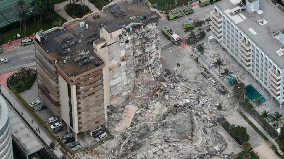 美國邁阿密一棟大樓24日凌晨2時突然發生崩塌事件。（圖／翻攝自推特）