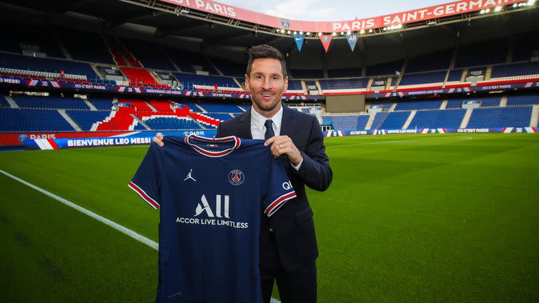 Lionel Messi posa con la camiseta del PSG; el argentino buscará volver a conquistar la Orejona y darle al club galo su primera corona grande de Europa