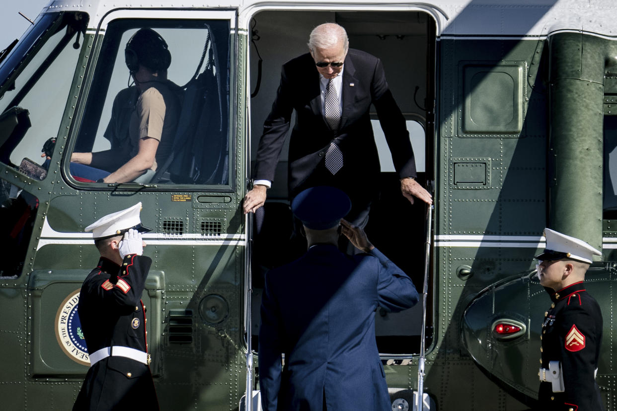 El presidente Joe Biden desembarca del helicóptero presidencial en la Base de la Fuerza Aérea Andrews, en Maryland, el jueves 6 de octubre de 2022. (Erin Schaff/The New York Times)