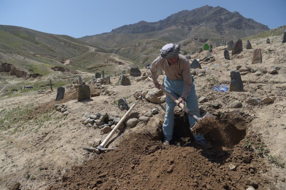 <p>An Afghan man digs a grave for one of the 57 victims of a bomb blast before the burial a day after the attack on a voter registration centre in Kabul, on April 23, 2018. – Hundreds of grieving Afghans buried their loved ones in Kabul on April 23 amid growing anger over a suicide attack on a voter registration centre that killed 57 people including children and wounded over 100. (Photo: Shah Marai/ AFP/Getty Images) </p>