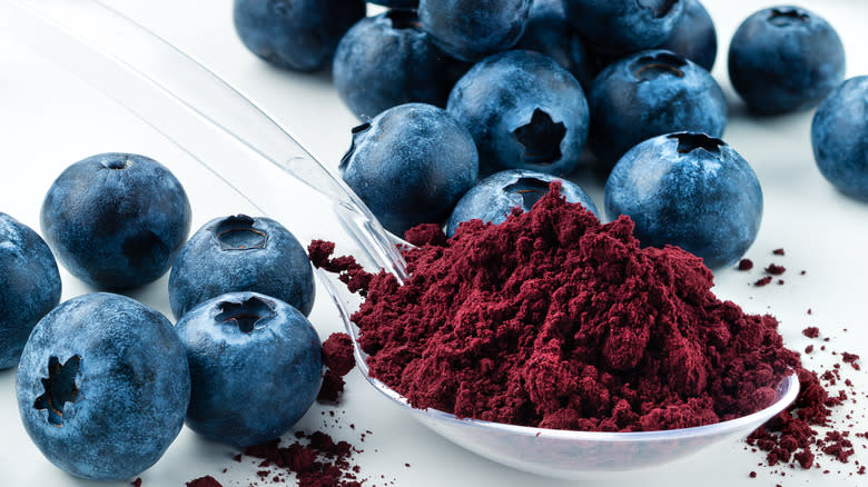 fresh blueberries with freeze-dried powder