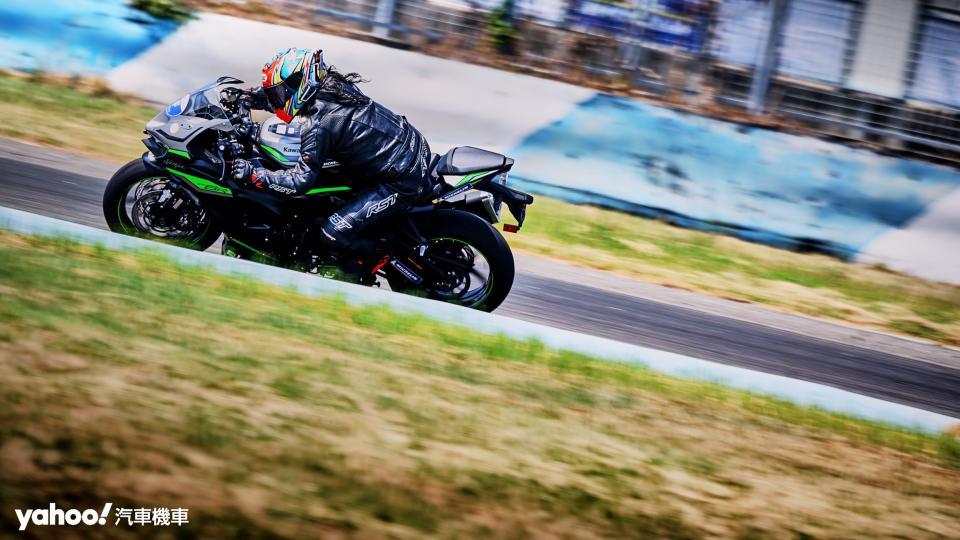 裝配於Kawasaki ZX-6R這樣的正規仿賽車款上，Michelin Power GP2的柔韌、偏圓潤的胎體與更好的抓地表現能更好的對應運動型車款在賽道中騎乘所需的更高極限。