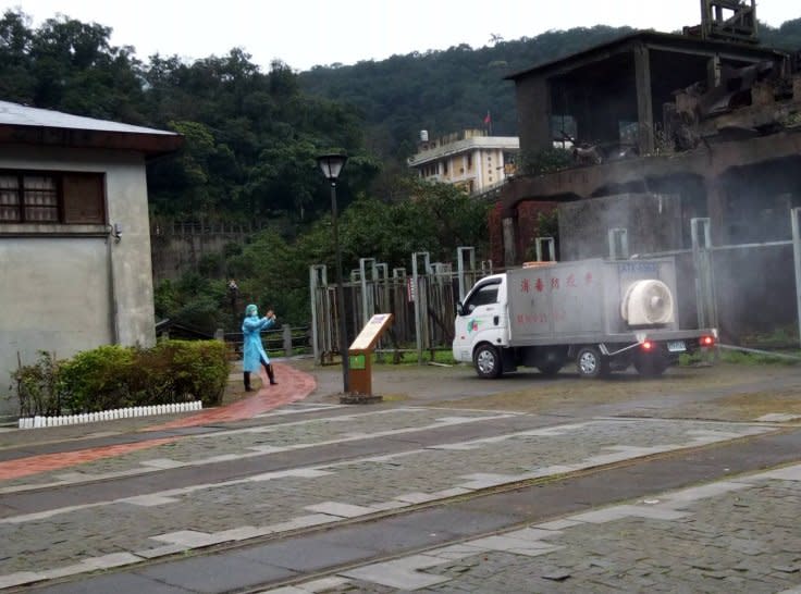 新北瑞芳猴硐貓村日前傳出2起疑似貓瘟案例，死亡貓隻經檢測確認為感染貓瘟，新北市動物保護防疫處已派員前往消毒，並補強貓隻3合1疫苗。(圖：新北市政府動物保護防疫處 提供)