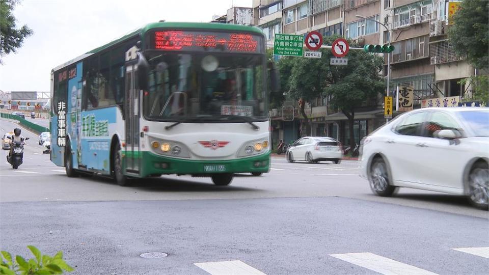 北市公車疑未注意前車突急煞！　乘客全慘摔、四人受傷送醫