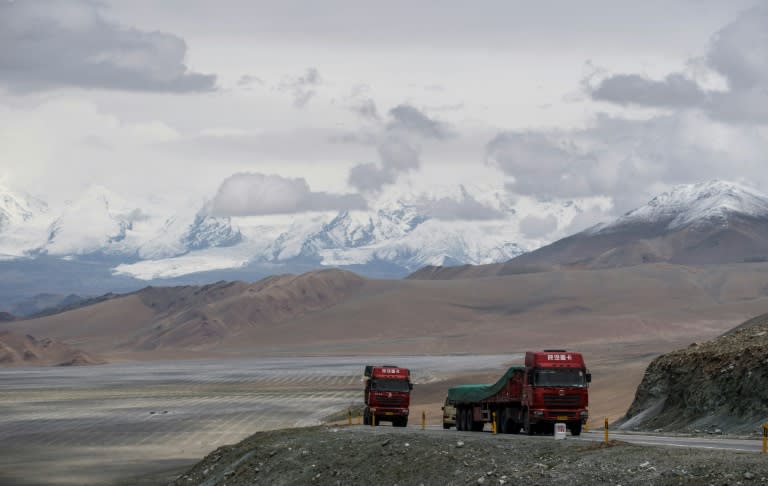Des camions sur "l'Autoroute de l'amitié" sino-pakistanaise près de Tashkurgan, dans l'ouest de la Chine, le 28 juin 2017