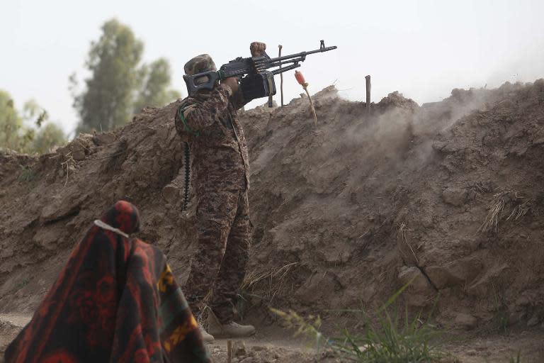 Iraqi fighters from the Shiite Muslim Al-Abbas popular mobilisation unit battle Islamic State jihadists in an area surrounding the village of Dujail in the Salaheddin province, north of Baghdad, on May 26, 2015