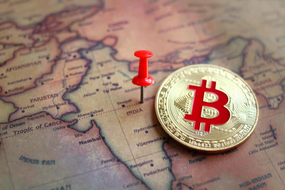 eine bitcoin münze auf der landkarte von indien