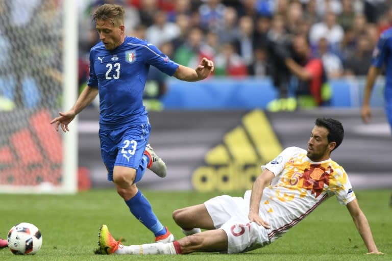 Italy's midfielder Emanuele Giaccherini vies for the ball against Spain's midfielder Sergio Busquets during Euro 2016 round of 16 football match between Italy and Spain at the Stade de France stadium in Saint-Denis, near Paris, on June 27, 2016