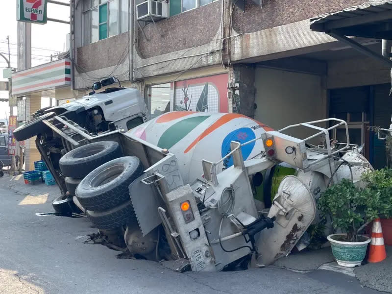 ▲有預拌混凝土車行經高雄大寮區自由路接近鳳林四路路口路面突然塌陷，整輛車的右側邊都陷入洞中。（圖／高雄市議員邱于軒提供）