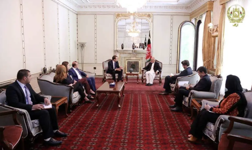 Waziri, ganz rechts, bei einem Treffen mit dem damaligen Präsidenten Ashraf Ghani, Mitte, im Jahr 2019.  - Copyright: Mit Genehmigung von Durani Jawed Waziri