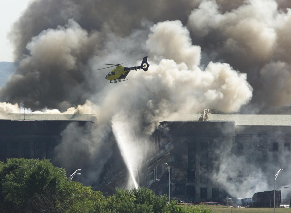 La mattina dell'11 settembre 2001 quattro aerei di linea in volo nei cieli degli Stati Uniti furono dirottati da alcuni terroristi di Al Qaeda intenzionati a compiere una clamorosa azione suicida colpendo luoghi simbolo degli Usa. Furono centrate le Torri del World Trade Center di New York, che crollarono poco dopo, e il Pentagono. Il quarto velivolo, diretto verso il Campidoglio, non raggiunse l'obiettivo e andò a schiantarsi in un campo vicino a Shanksville, in Pennsylvania. Il bilancio delle vittime fu pesantissimo: 2.996 le persone decedute e oltre 6mila i feriti.