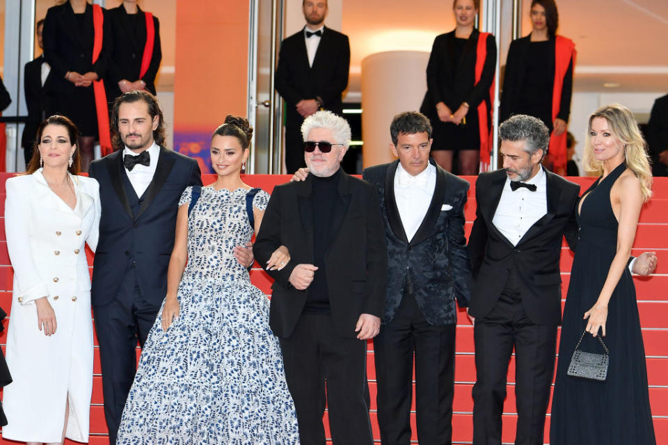 En haut des marches du Palais des Festivals, le réalisateur Pedro Almodóvar, lunettes de soleil vissées sur le nez, a pris la pose entouré du casting de son dernier film "Peine et Gloire" en compétition officielle cette année.