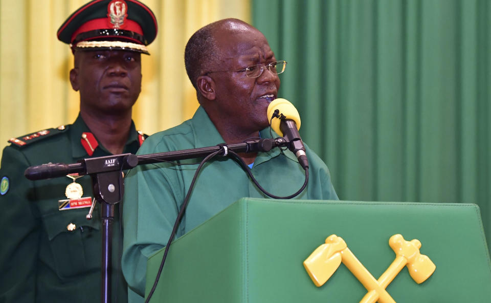 El presidente de Tanzania y candidato a la reelección por el partido CCM, John Magufuli, se dirige a ancianos de la región de Dodoma durante su campaña electoral, el martes 27 de octubre de 2020. (AP Foto)