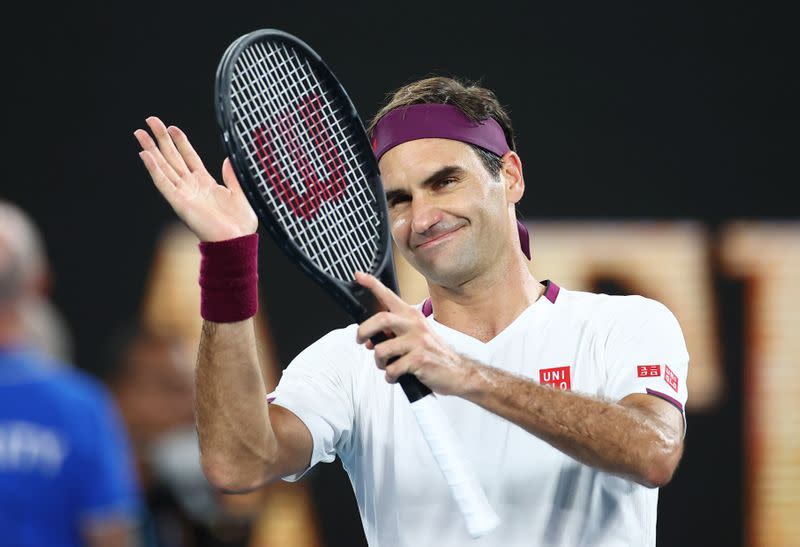 Roger Federer celebra su triunfo sonre el húngaro Marton Fucsovics en el Melbourne Park de Melbourne