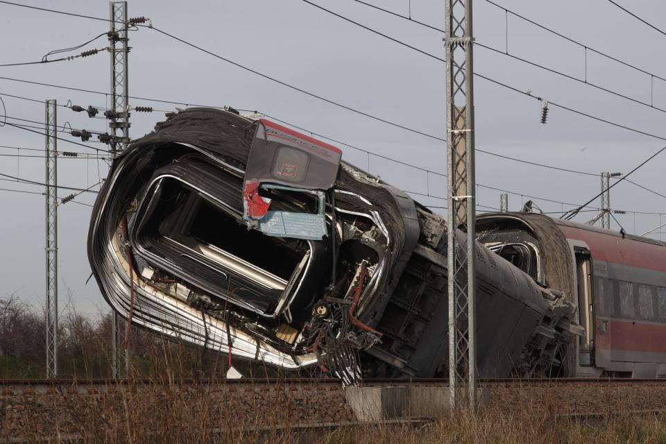 Lodi, treno deragliato: indagati i 5 operai (AP Photo/Antonio Calanni)