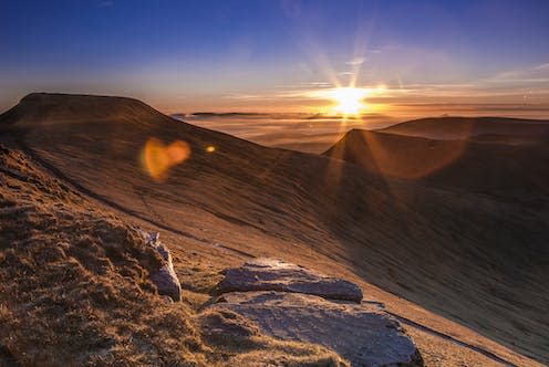 <span class="caption">Bannau Brycheiniog yw'r unig enw ar gyfer yr ardal bellach. </span> <span class="attribution"><a class="link " href="https://www.shutterstock.com/image-photo/brecon-beacons-sun-rising-over-pen-210410398" rel="nofollow noopener" target="_blank" data-ylk="slk:Mel Manser Photography/Shutterstock;elm:context_link;itc:0;sec:content-canvas">Mel Manser Photography/Shutterstock</a></span>