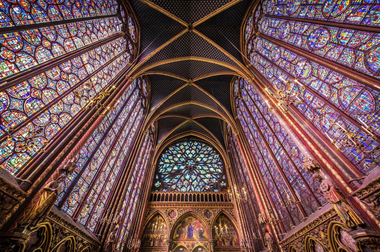 Interior de la Sainte Chapelle, capilla gótica parisina. <a href="https://www.shutterstock.com/es/image-photo/paris-france-october-16-2017-interior-747335830" rel="nofollow noopener" target="_blank" data-ylk="slk:SIAATH/Shutterstock;elm:context_link;itc:0;sec:content-canvas" class="link ">SIAATH/Shutterstock</a>