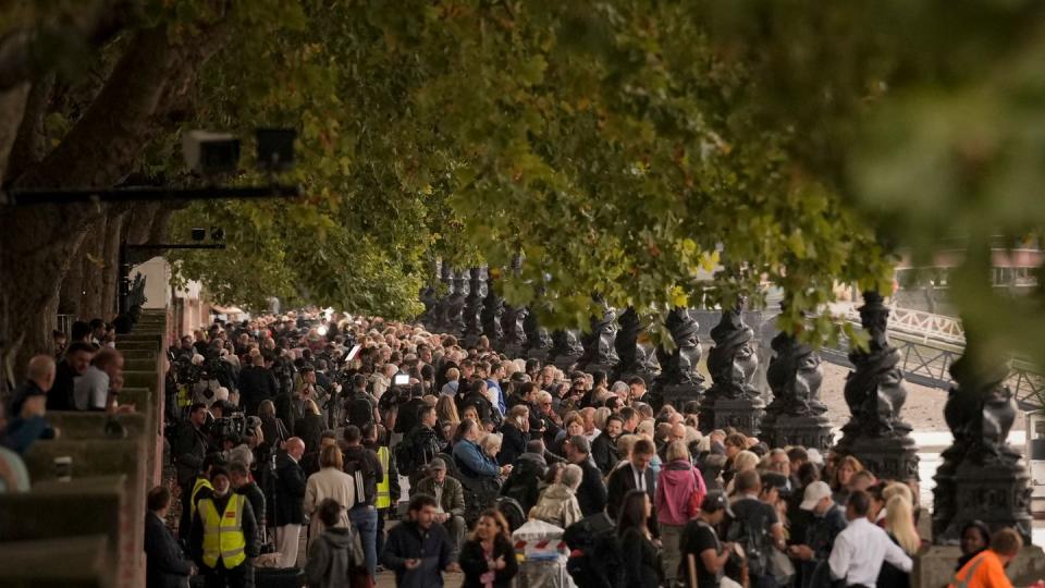 Hunderttausende Menschen stehen an, um sich von der verstorbenen Queen Elizabeth II. zu verabschieden. (Bild: dpa)