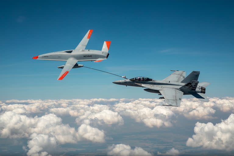 Una vista del dron MQ-25 T1 Stingray de Boeing durante el abastecimiento en pleno vuelo de un avión de combate F/A-18 Super Hornet