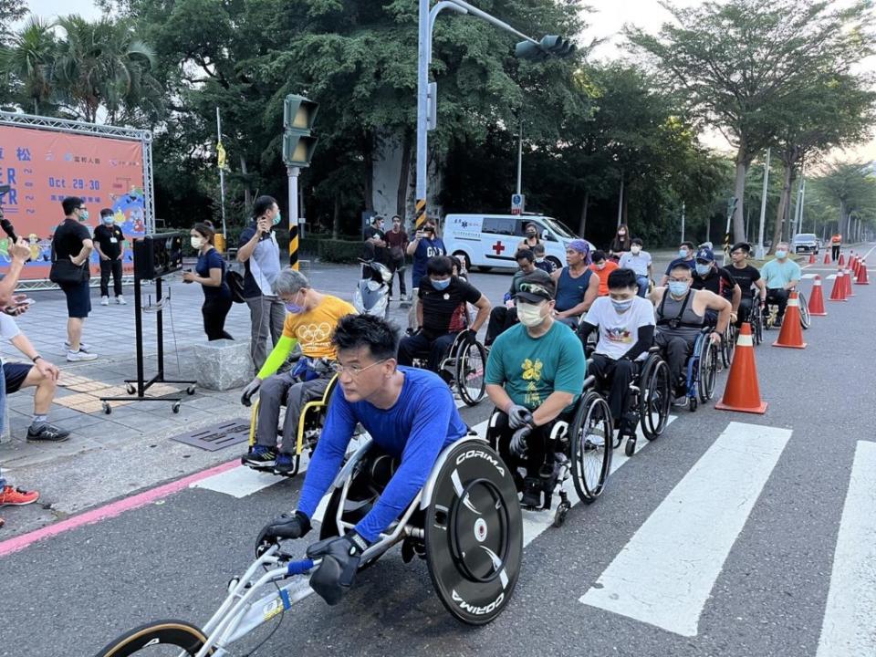 全台首度邀請輪椅選手參加的高雄富邦馬拉松賽，邀請輪椅選手進行測試賽。　（記者王正平攝）