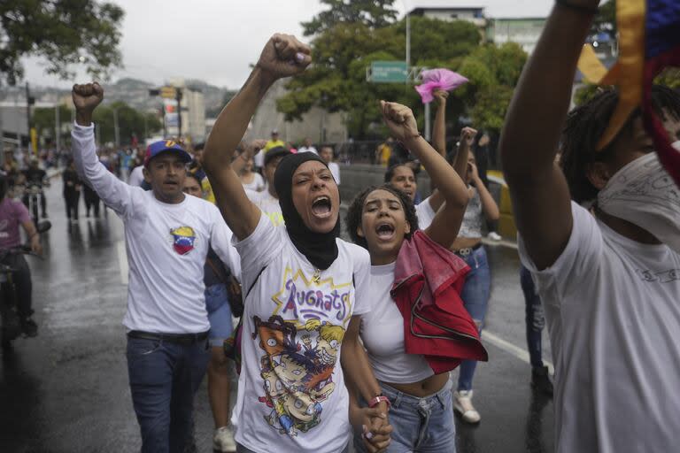 La gente protesta contra los resultados oficiales de las elecciones que declaran al presidente Nicolás Maduro como ganador de las elecciones presidenciales, el día después de la votación en Caracas
