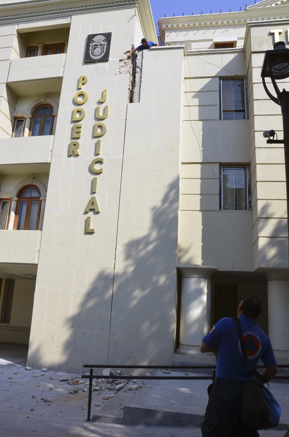 Trabajadores de Protección Civil estudian los daños a un edificio del gobierno en Chilpancingo después del terremoto de magnitud 7,2 que afectó a México el viernes 18 de abril de 2014. (Foto AP/Alejandrino González)