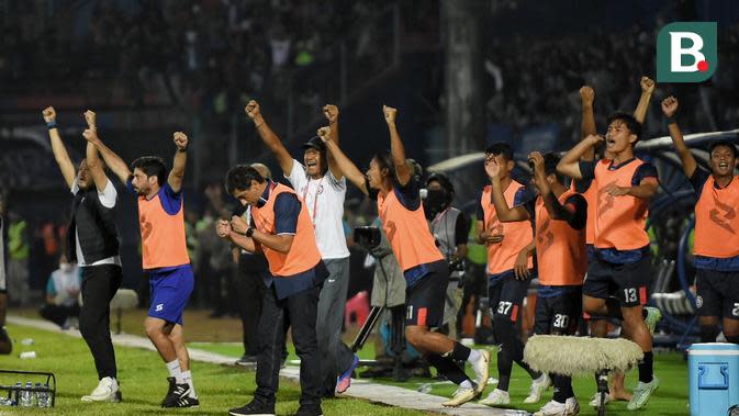 Selebrasi bench Arema FC setelah menang adu penalti lawan Barito Putera di perempat final Piala Presiden 2022. (Iwan Setiawan/Bola.com)