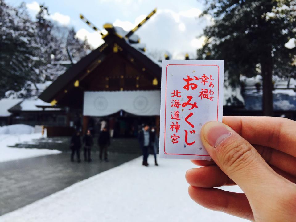 北海道神宮戀愛籤 。 Photographer｜Zach Huang