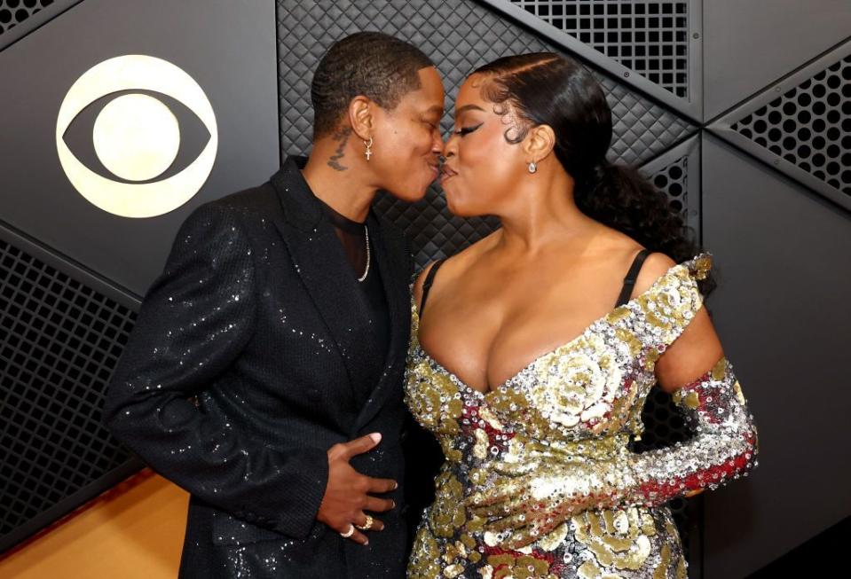 los angeles, california february 04 l r jessica betts and niecy nash attend the 66th grammy awards at cryptocom arena on february 04, 2024 in los angeles, california photo by matt winkelmeyergetty images for the recording academy