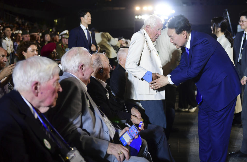 El presidente surcoreano Yoon Suk Yeol, a la derecha, saluda a veteranos de la Guerra de Corea durante la ceremonia por el 70 aniversario del armisticio de ese conflicto, en Busan, Corea del Sur, el jueves 27 de julio de 2023. (Kim Min-Hee/Foto compartida vía AP)