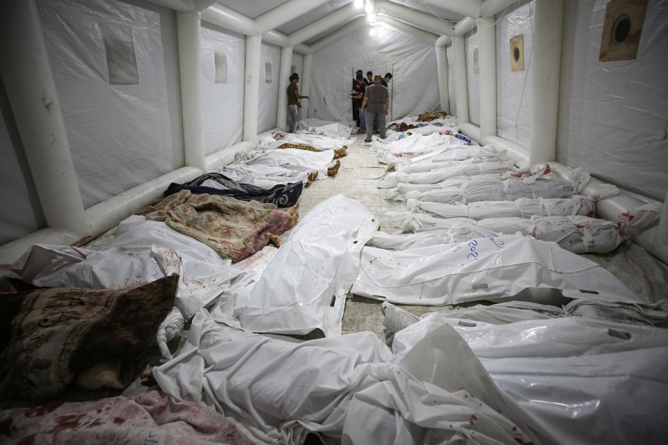 2023年10月17日，加薩阿里醫院被轟炸後，死者遺體暫時堆放在希法醫院的帳篷裡。美聯社