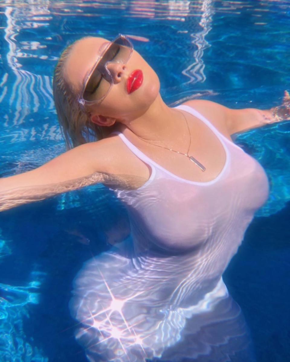 Christina Aguilera n’est pas restée insensible aux paroles explicites et crues de <em>Wap</em>, le nouveau titre de Cardi B en duo avec Megan Thee Stallion ! Et pour le prouver, la chanteuse, qui revient tout juste de son road trip, a posté sur son compte Insta une photo d’elle très suggestive et admis que la chanson lui "faisait ressentir certaines choses"… Et à nous aussi ! © instagram@xtina