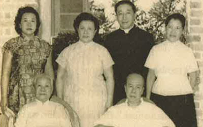 Teresa Hsu's family - mother father seated, with siblings (left to right) Lucy, Ursula, Anthony and Teresa. (Image from Heart to Heart with Teresa Hsu)