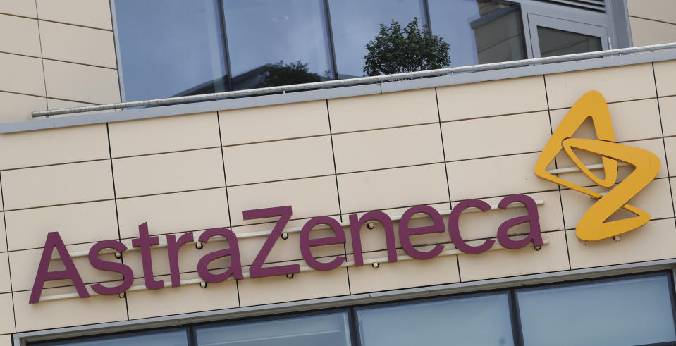 El laboratorio AstraZeneca, que ha adquirido la vacuna de Oxford, ha asegurado que por motivos de confidencialidad no puede revelar si el voluntario fallecido recibió la vacuna o el placebo. (Foto: AP Photo/Alastair Grant, file)