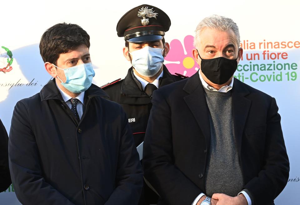 Il ministro della Salute Roberto Speranza e il commissario Domenico Arcuri allo Spallanzani di Roma (Photo by ANDREAS SOLARO / AFP) (Photo by ANDREAS SOLARO/AFP via Getty Images)