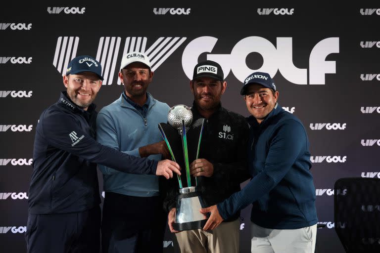 Los primeros ganadores del Golf Series, en Londres: Branden Grace, Charl Schwartzel, Louis Oosthuizen y Hennie Du Plessis; la liga saudí sigue captando profesionales en detrimento del PGA Tour