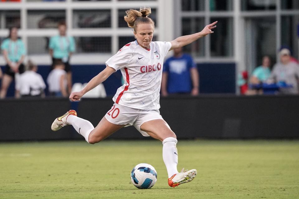 Jun 18, 2022; Kansas City, Kansas, USA; Chicago Red Stars defender Zoe Morse (20) passes the ball against the Kansas City Current during the match at Children's Mercy Park.