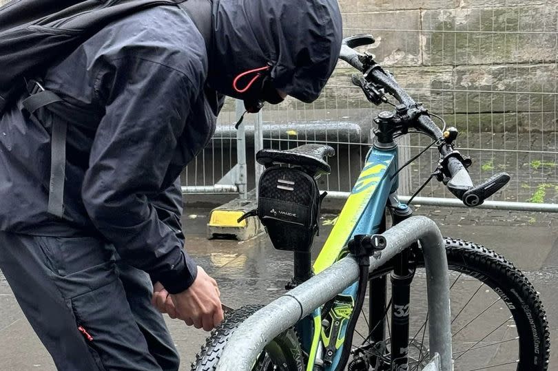 The brazen bike thief was snapped by stunned tourists