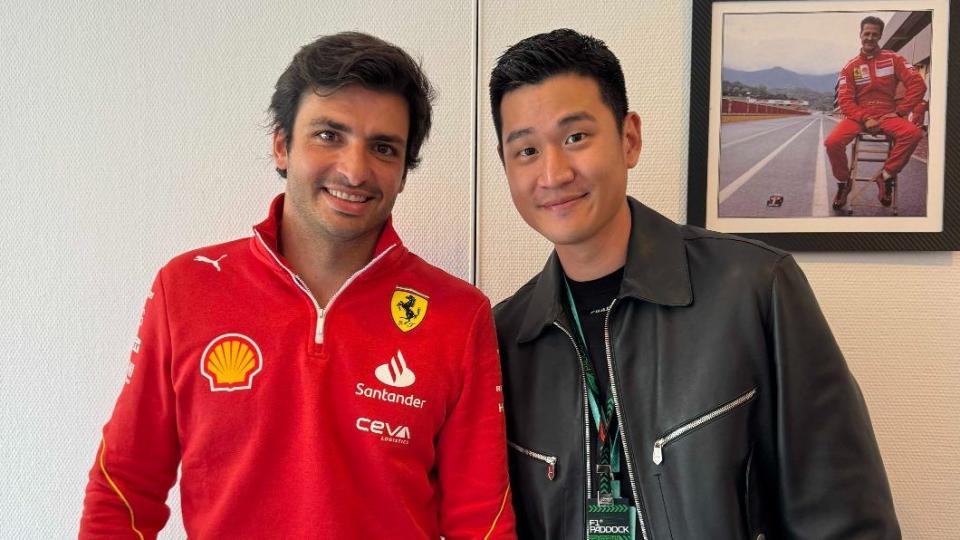 周興哲跟Carlos Sainz（左）合照。（圖／星空飛騰提供）