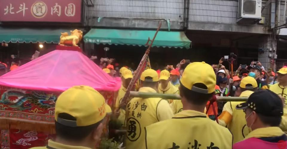 原來白沙屯媽祖是在等待頭旗。（圖／翻攝自白沙屯媽祖網路電視台YOUTUBE）