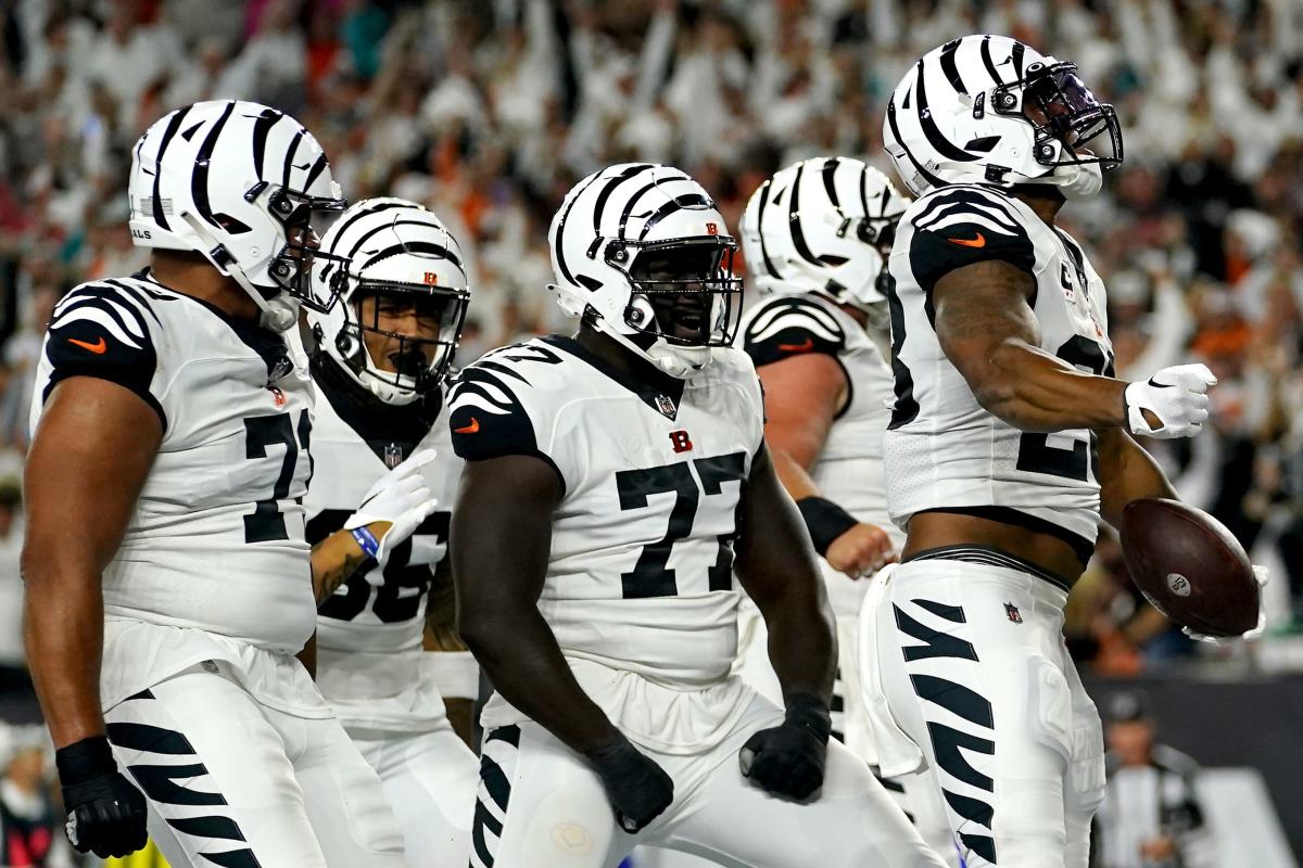 LOOK: Bengals debut all-white uniforms, helmet on Thursday Night Football